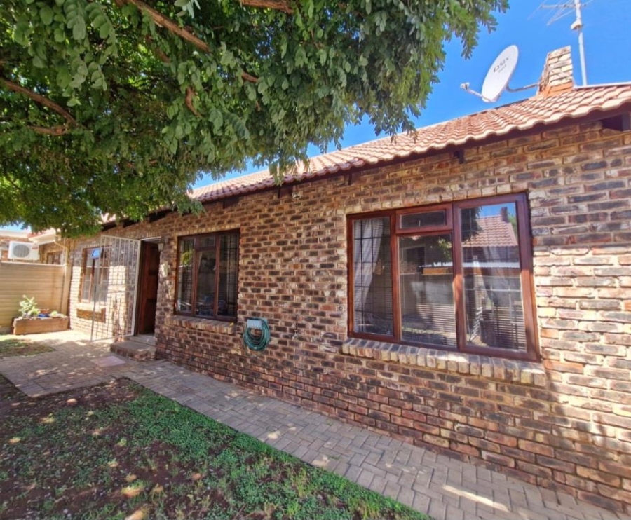 2 Bedroom Property for Sale in Langenhovenpark Free State